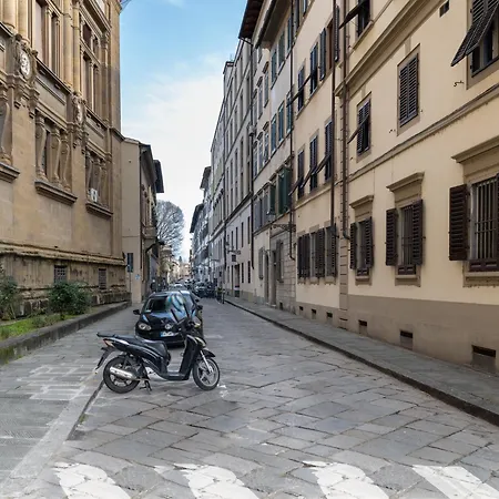 New Quiet Flat - Santa Croce View - Servizi Apartment Florence